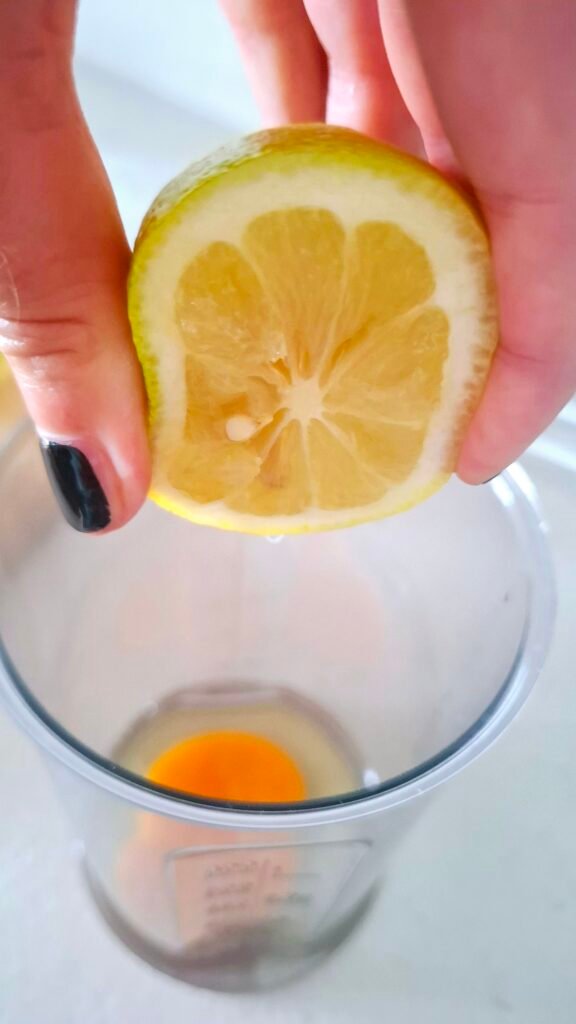 Limone spremuto in contenitore minipimer