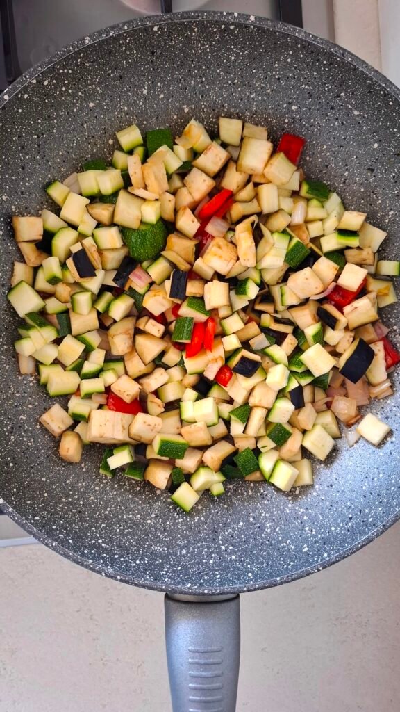 Zucchine e melanzana con peperone e cipolla a cubetti in wok