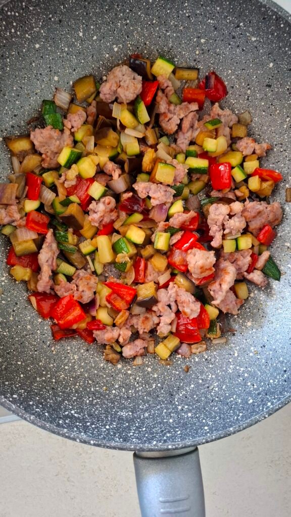 Salsiccia con verdure saltate