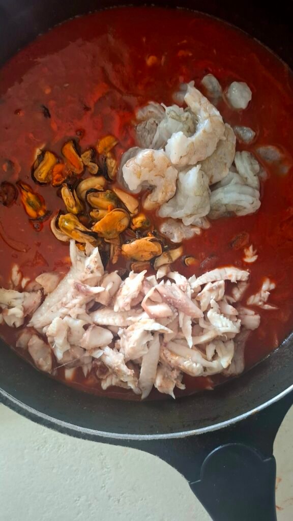 Cozze mazzancolle e pesci da scoglio aggiunti in zuppa pesce