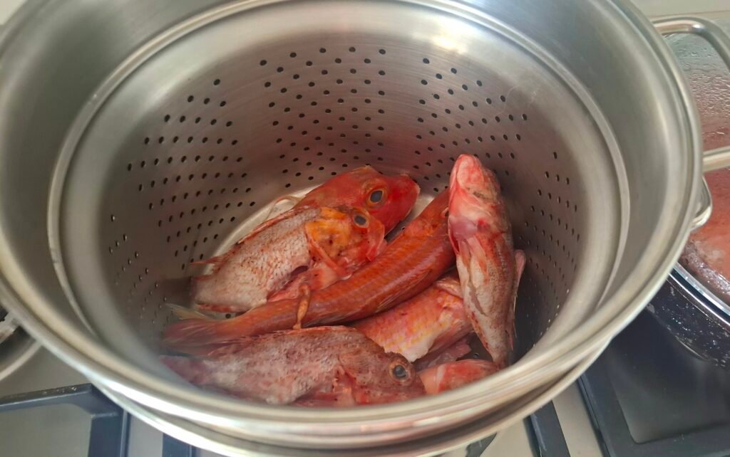 Pesce da scoglio nella vaporiera