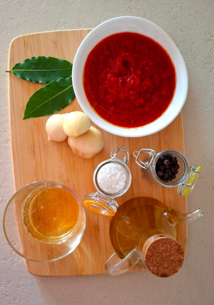 Tutti gli ingredienti: i pici, la passata, l'aglione, l'alloro, il vino bianco, l'olio, il pepe, il peperoncino e il sale grosso.