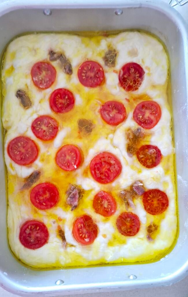 Focaccia condita con condimento mediterraneo