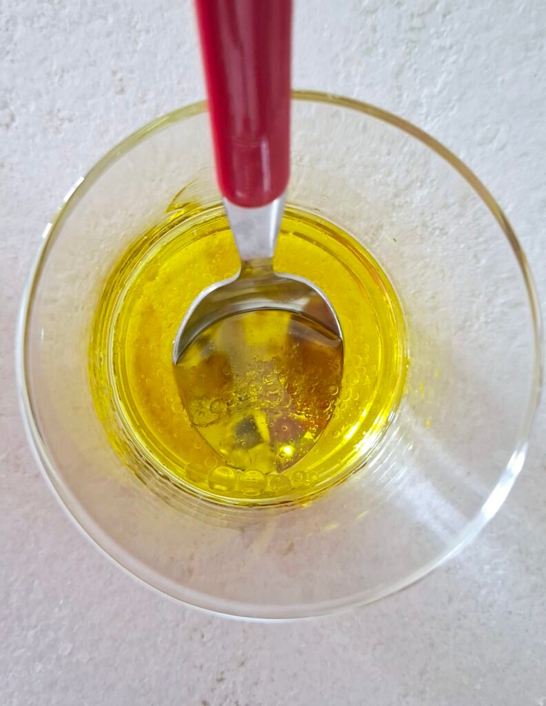 Olio e acqua mescolati per formare emulsione idratante