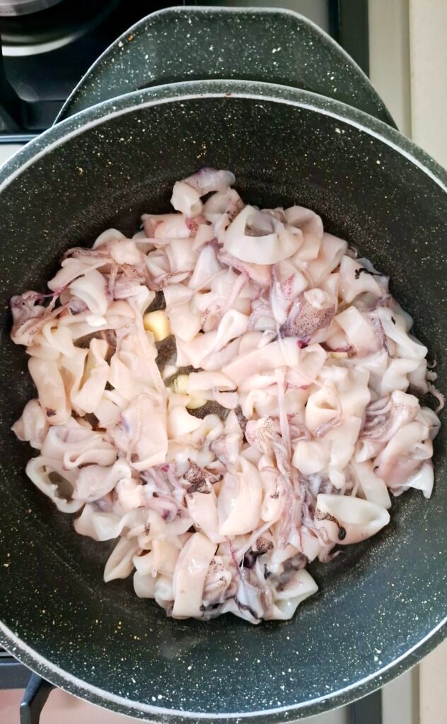 Calamari in padella con aglio e olio