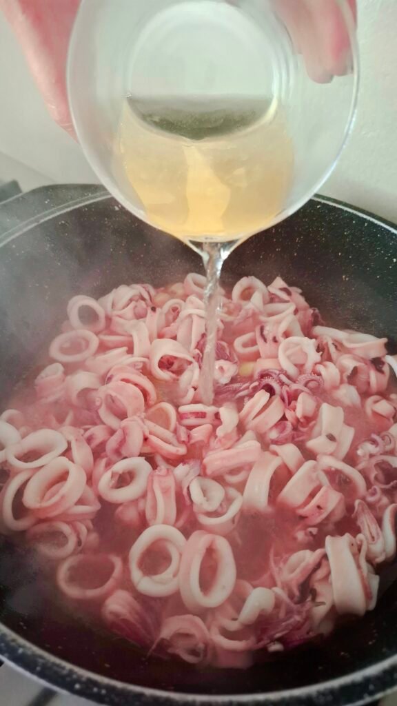 Vino bianco versato su calamari
