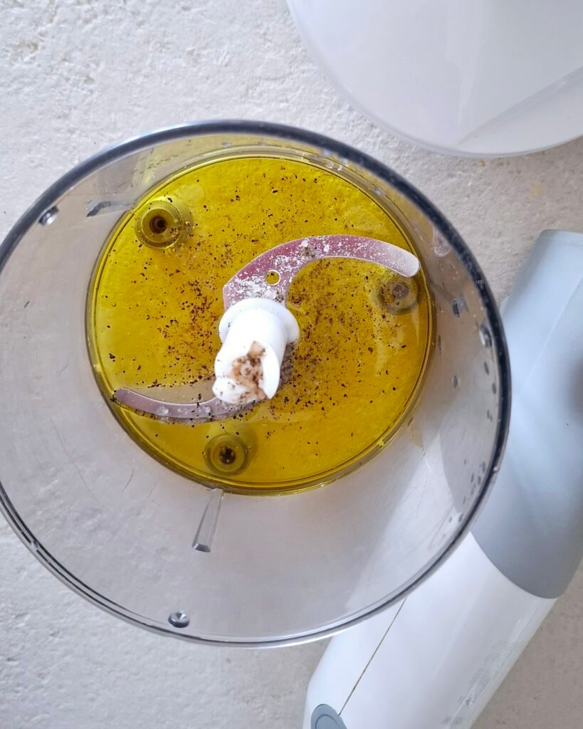 Olio sale limone pepe nel mixer 