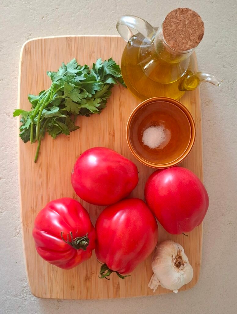 Ingredienti per pomodori in padella: I pomodori maturi (cuore di bue), l'aglio, il prezzemolo, l'olio e il sale fino
