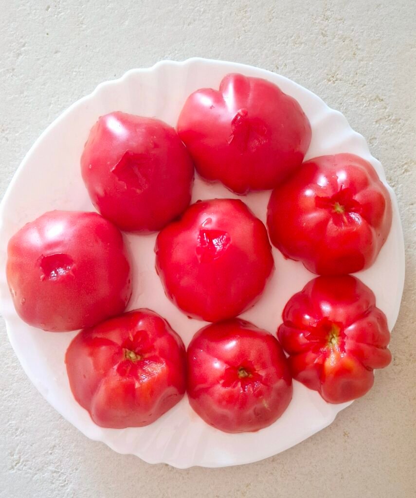 Pomodori salati e capovolti per lo spurgo acqua in eccesso