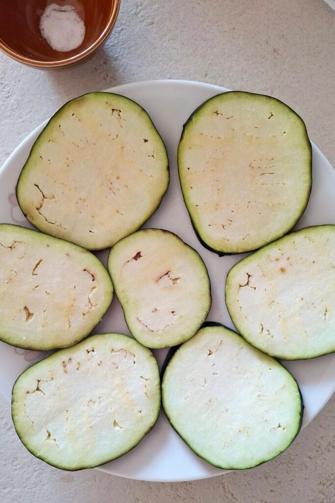 Melanzane con sale per lo spurgo acqua in eccesso
