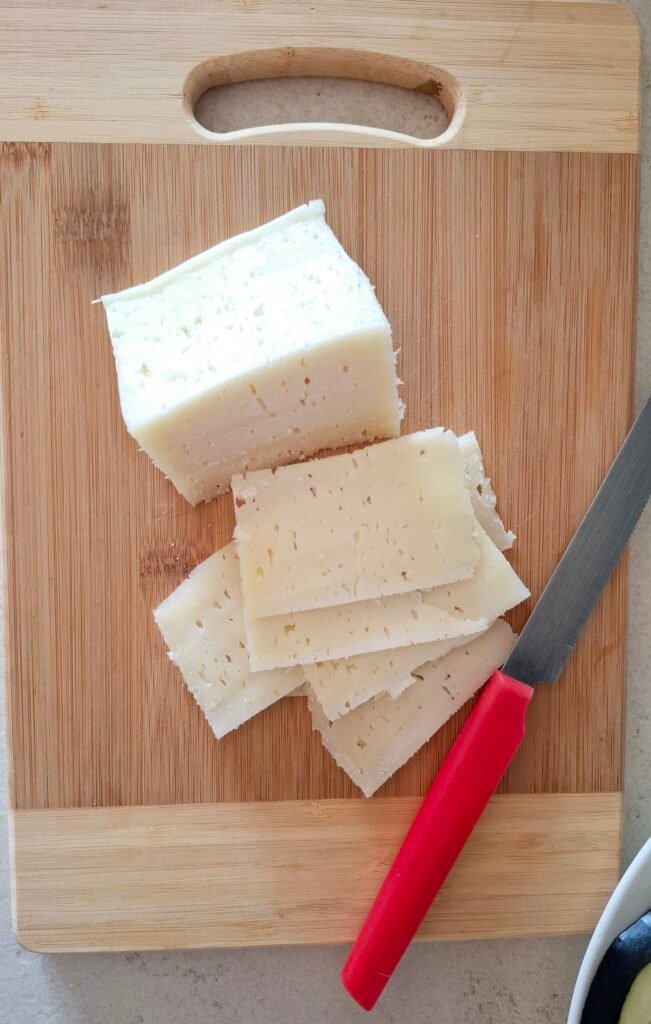 Caciotta mista a fettine su tagliere legno