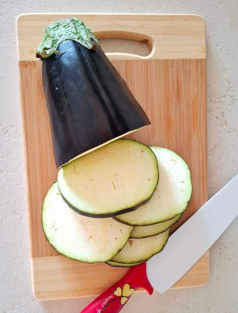 Melanzane a fette su tagliere legno