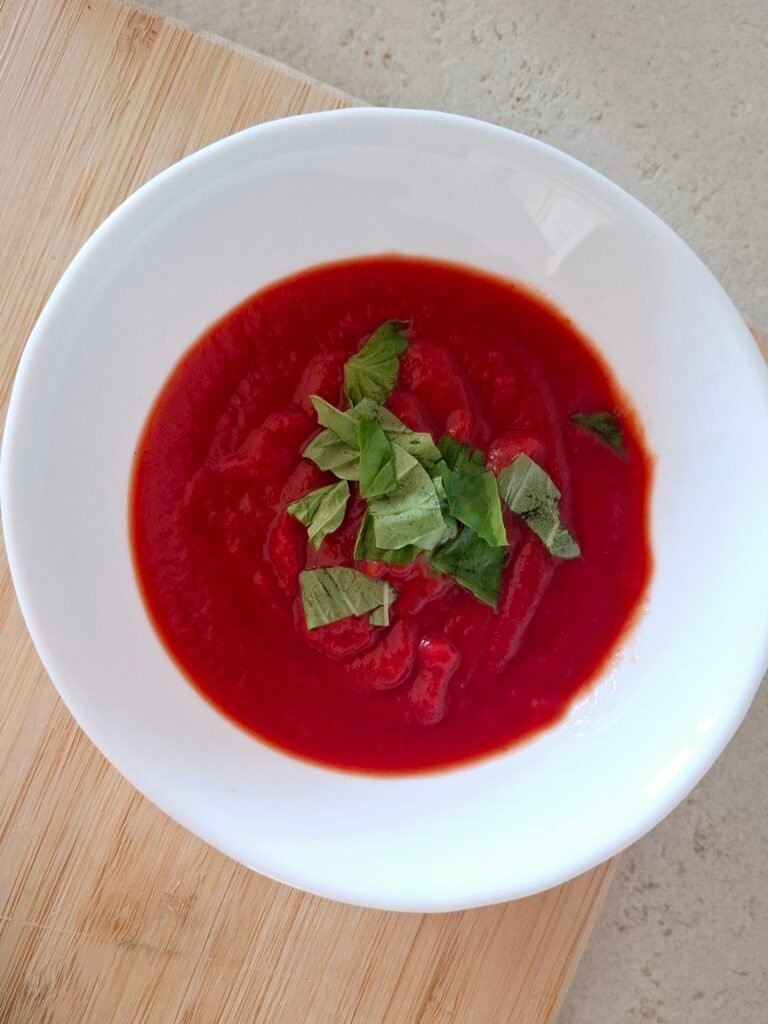 Passata di pomodoro con basilico spezzettato
