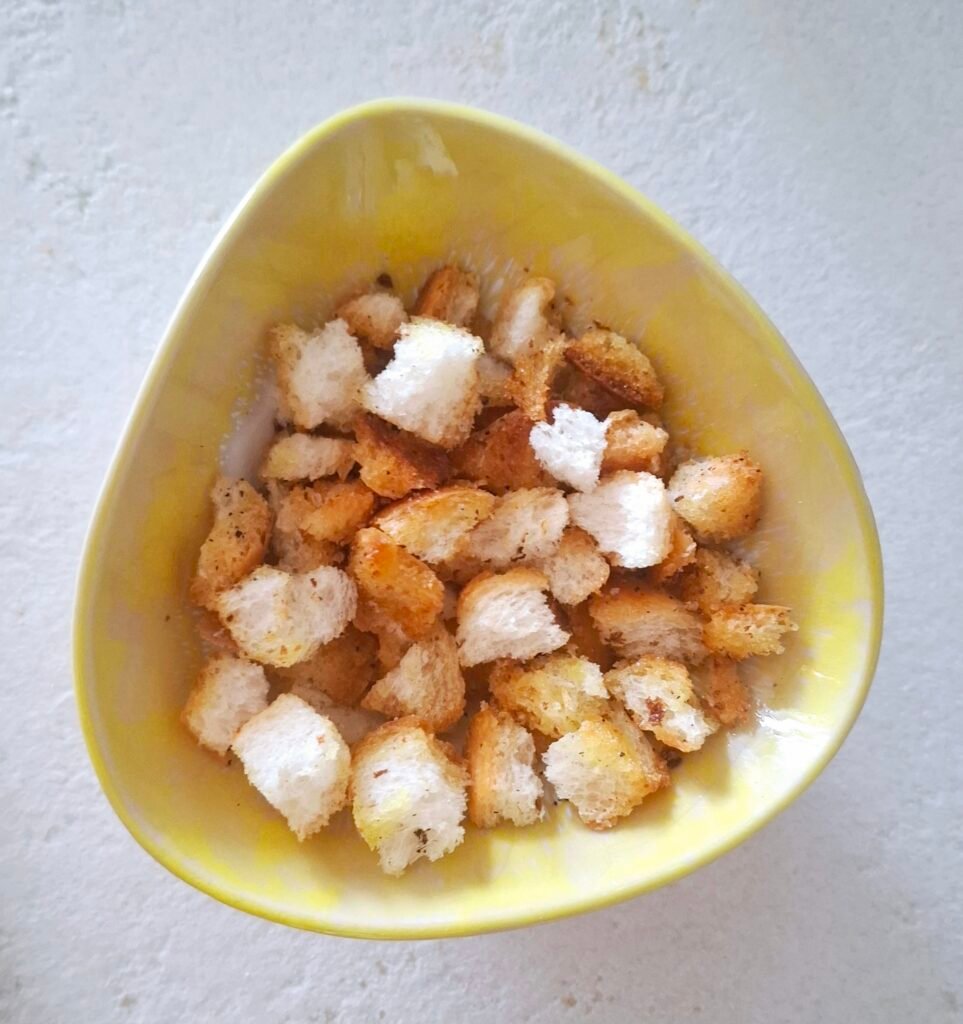 Pane a cubetti rosolato con olio e pepe