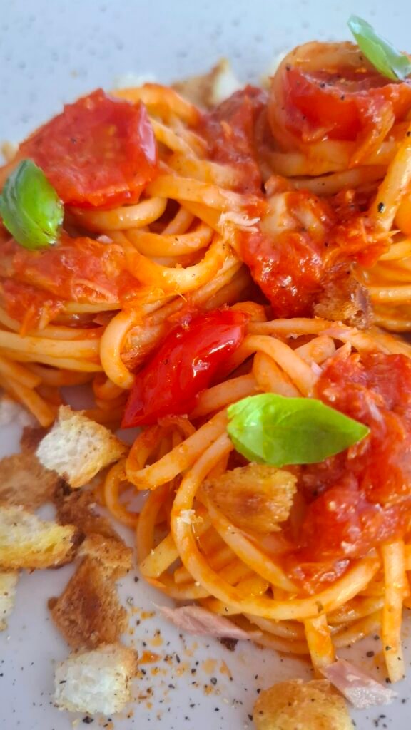 Nidi di linguine al tonno alici e pomodorini con cubetti di pane croccante al pepe