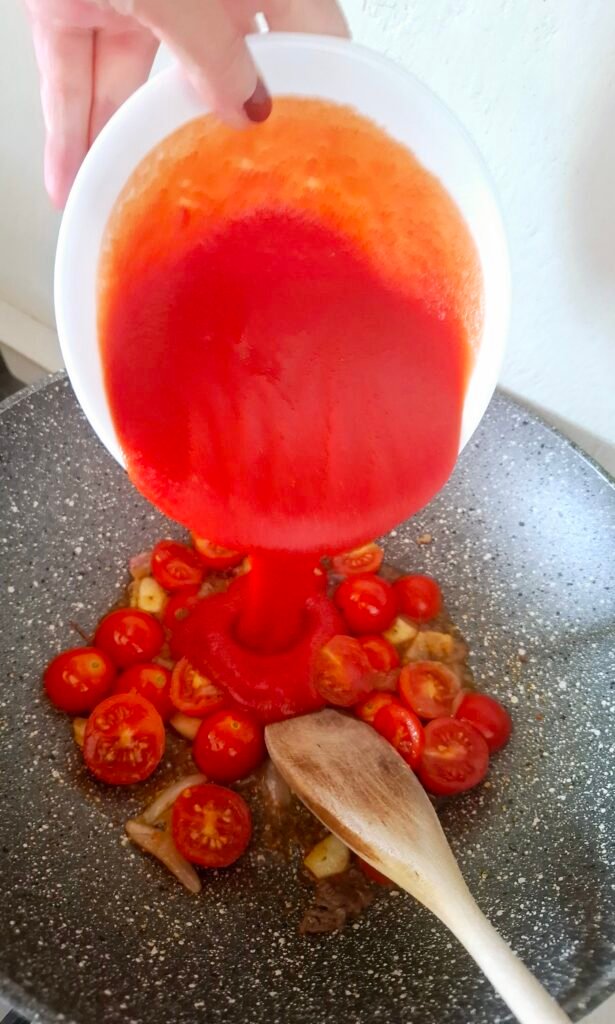 Passata di pomodoro aggiunta al soffritto