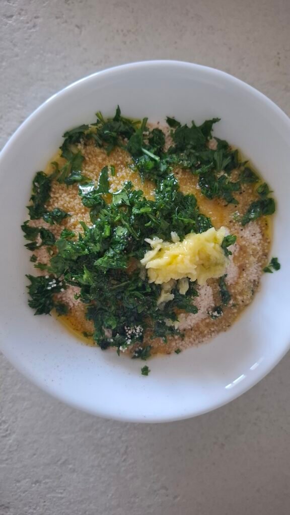 Gratinatura fatta di olio pangrattato sale prezzemolo e cremina aglio