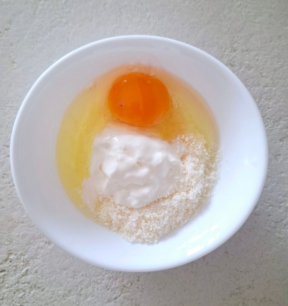 Farcia della torta salata con uovo sale parmigiano e panna