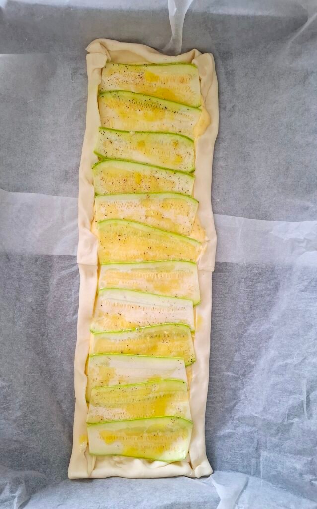 Torta salata con zucchine pronta da infornare