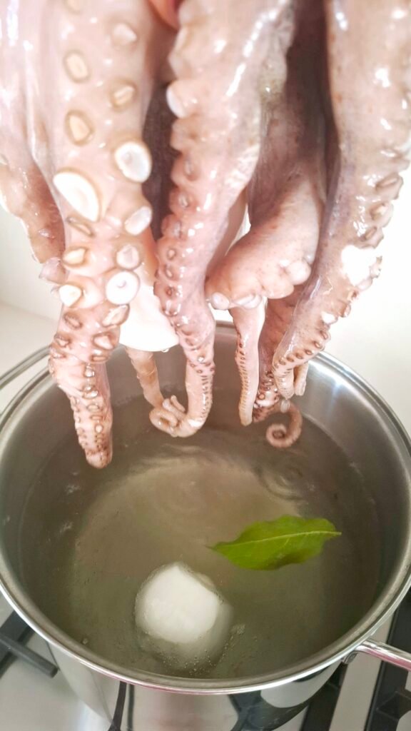 Polpo arricciato in acqua bollente