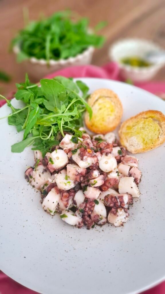 Insalata di polpo con bruschette e rucola, condita con citronette e prezzemolo si vede quanto è morbida 