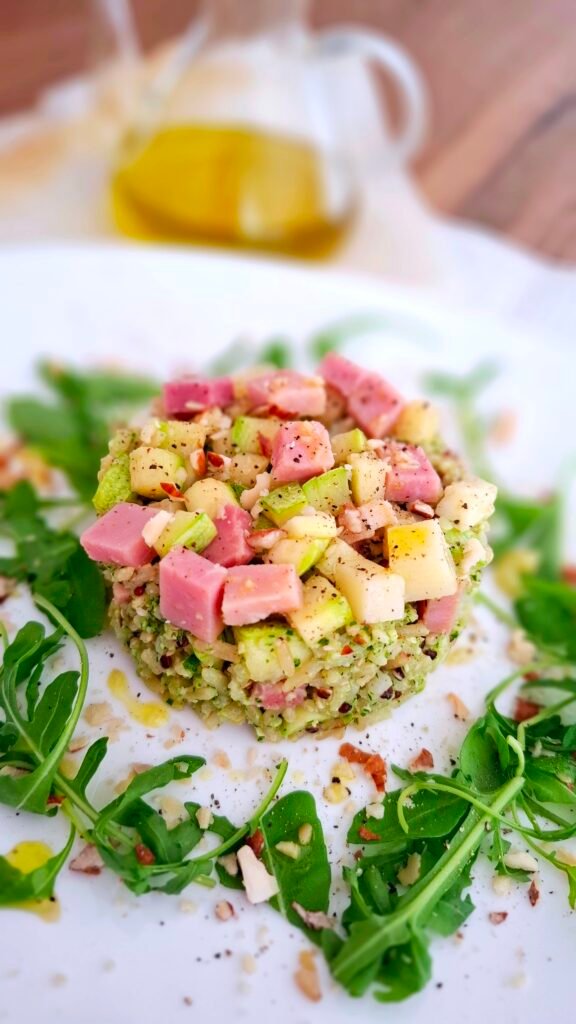 Zoom sul tortino di riso integrale e quinoa con pesto rucola Praga Asiago e zucchine e sbriciolata pinoli e mandorle