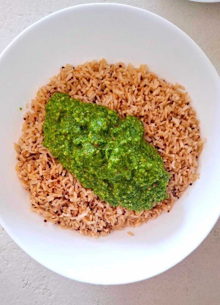 Riso e quinoa con pesto in capiente terrina