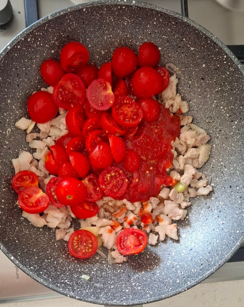 Soffritto pancetta e pomodori per amatriciana