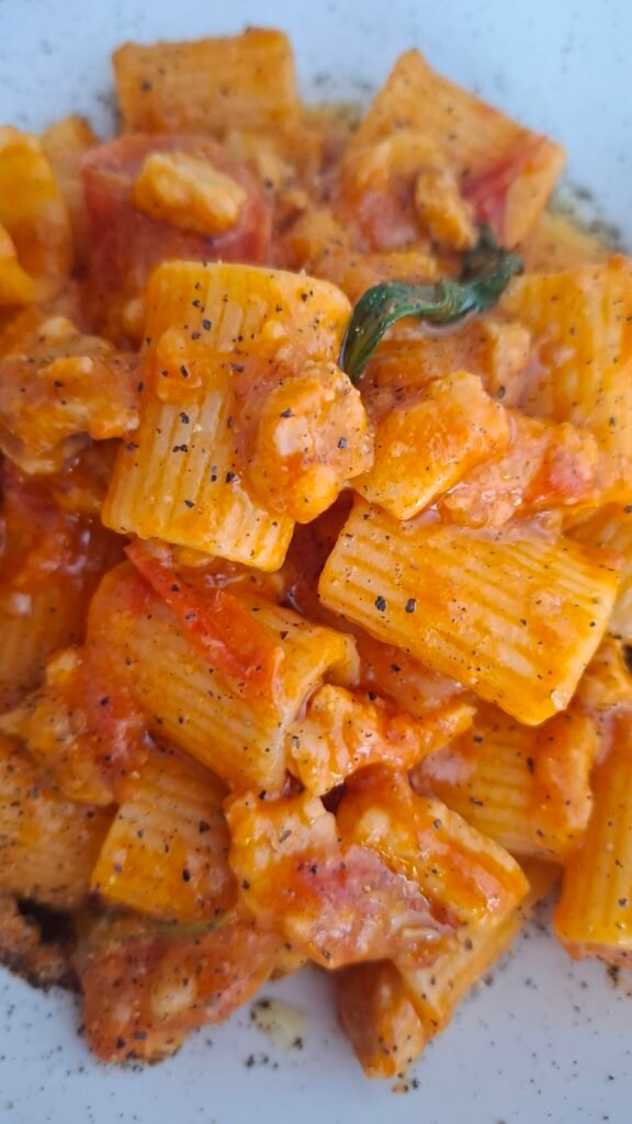 Amatriciana estiva con pancetta pecorino basilico e pomodoro fresco dove si vede la cremosità unica