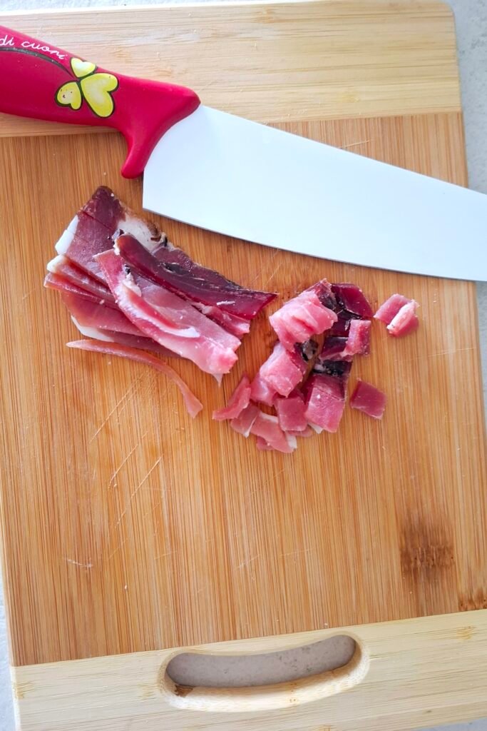 Speck a cubetti su tagliere