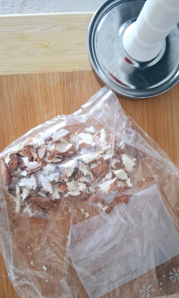 Mandorle pestate dal pestacarne dentro un sacchetto
