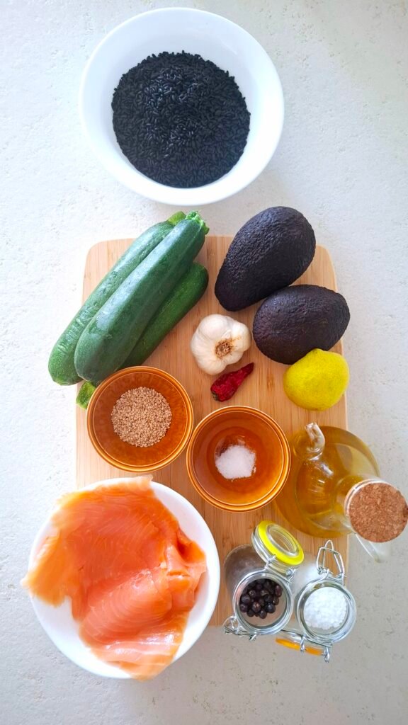 riso nero venere, salmone affumicato, zucchine, semi di sesamo tostato, sale grosso, sale fino, avocado, limone, olio evo, aglio, pepe e peperoncino sul tagliere