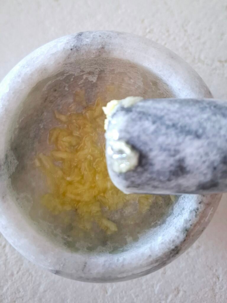 Aglio nel mortaio pestato a cremina