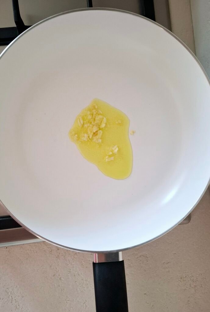 Aglio cremina e olio in padella a rosolare