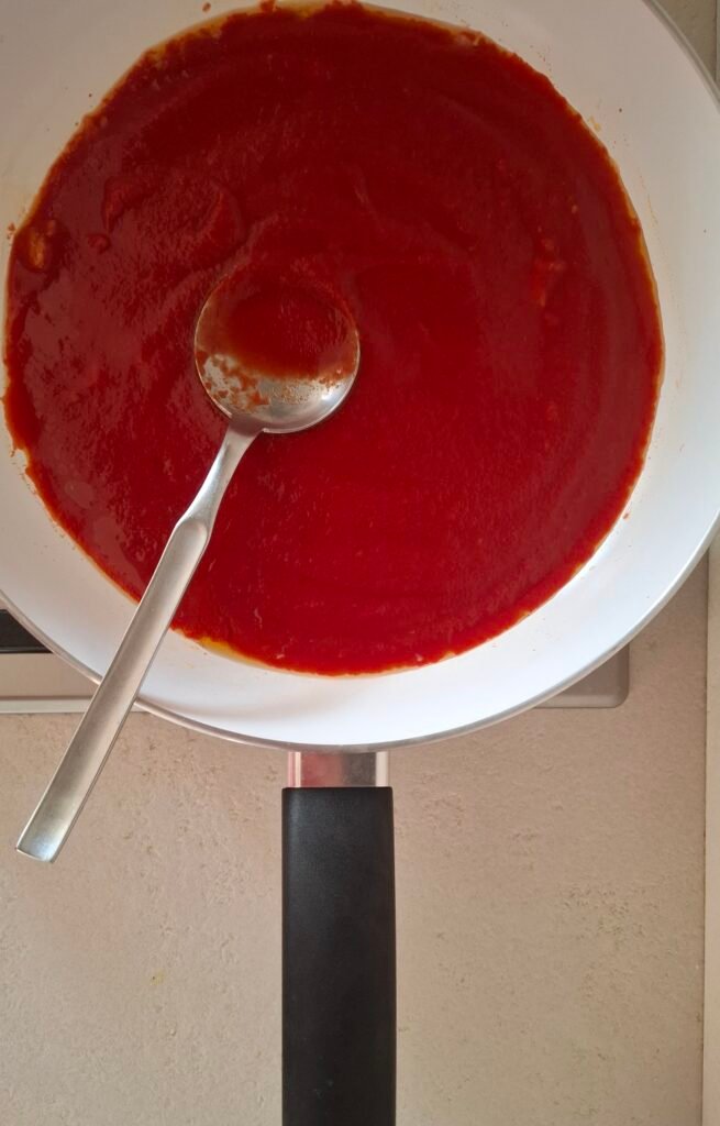 Passata di pomodoro in padella a restringersi