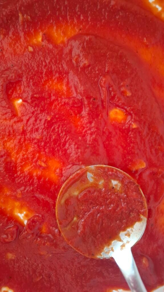 Primo strato di passata di pomodoro