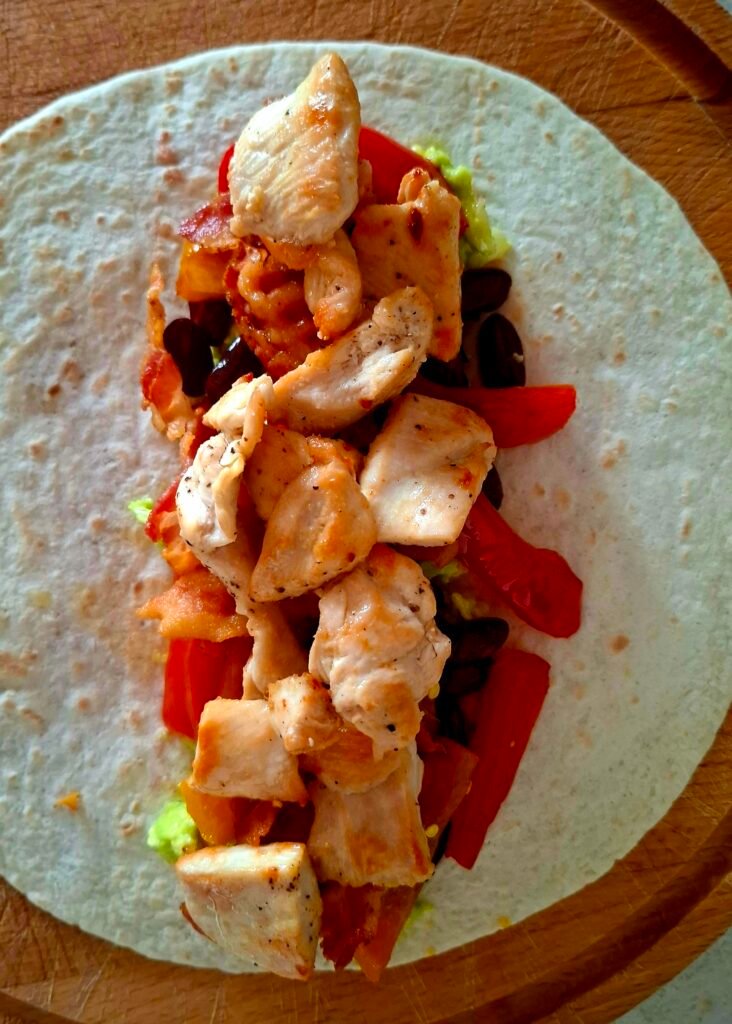 Tortilla con guacsmole fagioli peperoni bacon cipolla e pollo