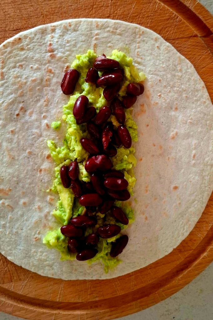 Tortilla con guacamole e fagioli