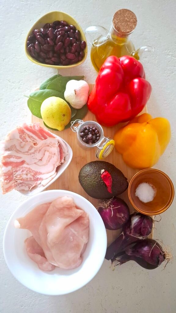 tortillas (quelle classiche bianche di frumento), petto di pollo, bacon, peperoni, fagioli, cipolle o cipollotti, olio evo, aglio, sale, pepe, peperoncino, salvia, avocado e lime (o limone).