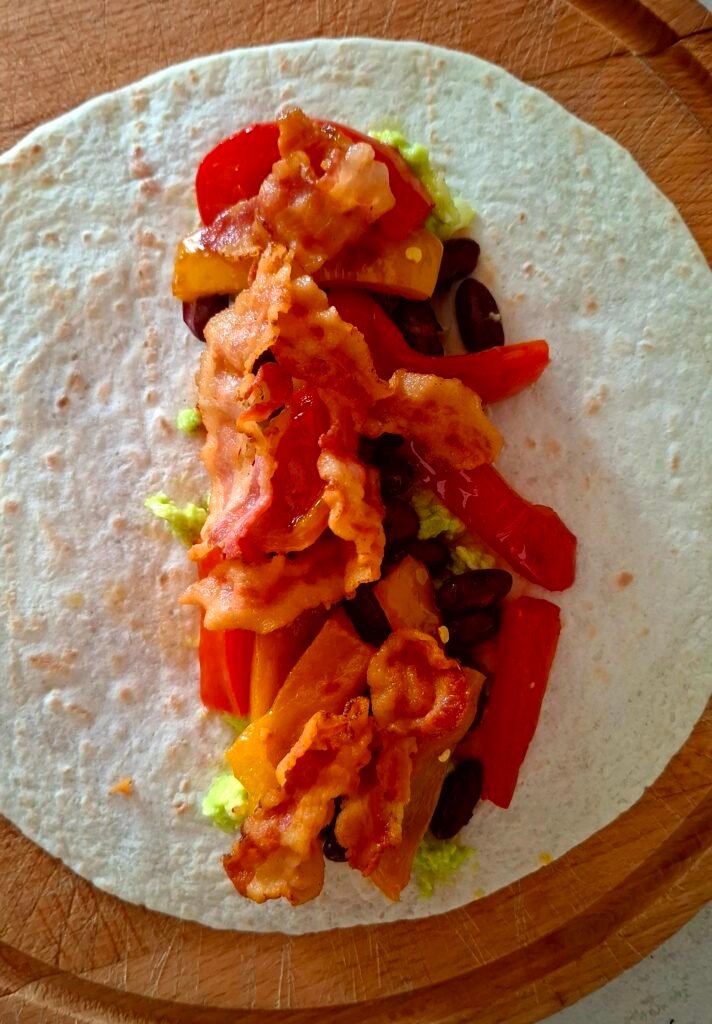 Tortilla con guacamole fagioli peperoni bacon