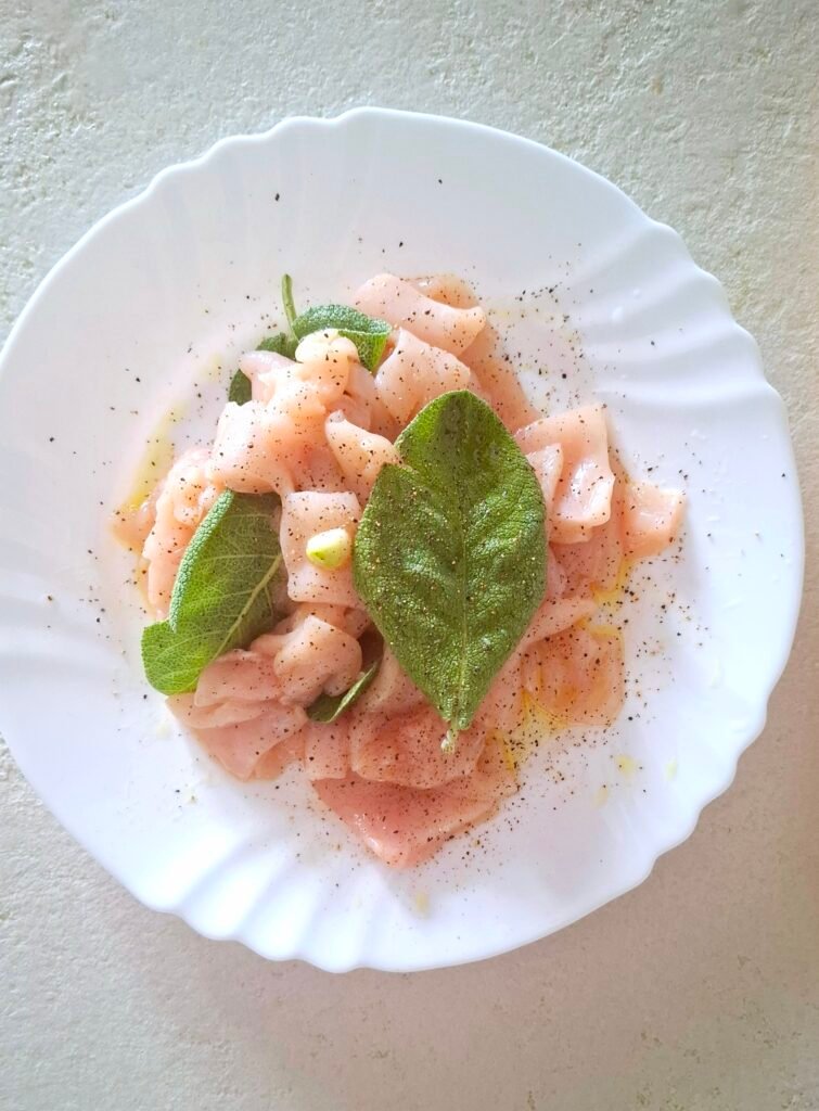 Pollo marinato con aglio olio Lime o limone e pepe e salvia
