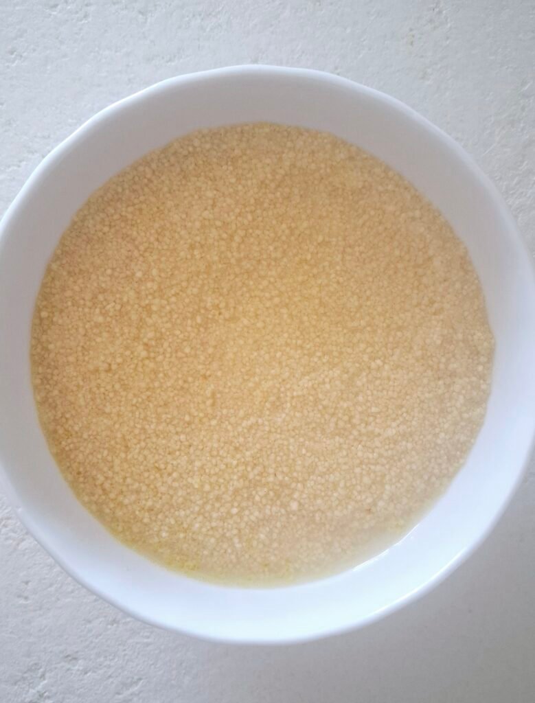 Cous cous in terrina coperto da acqua bollente