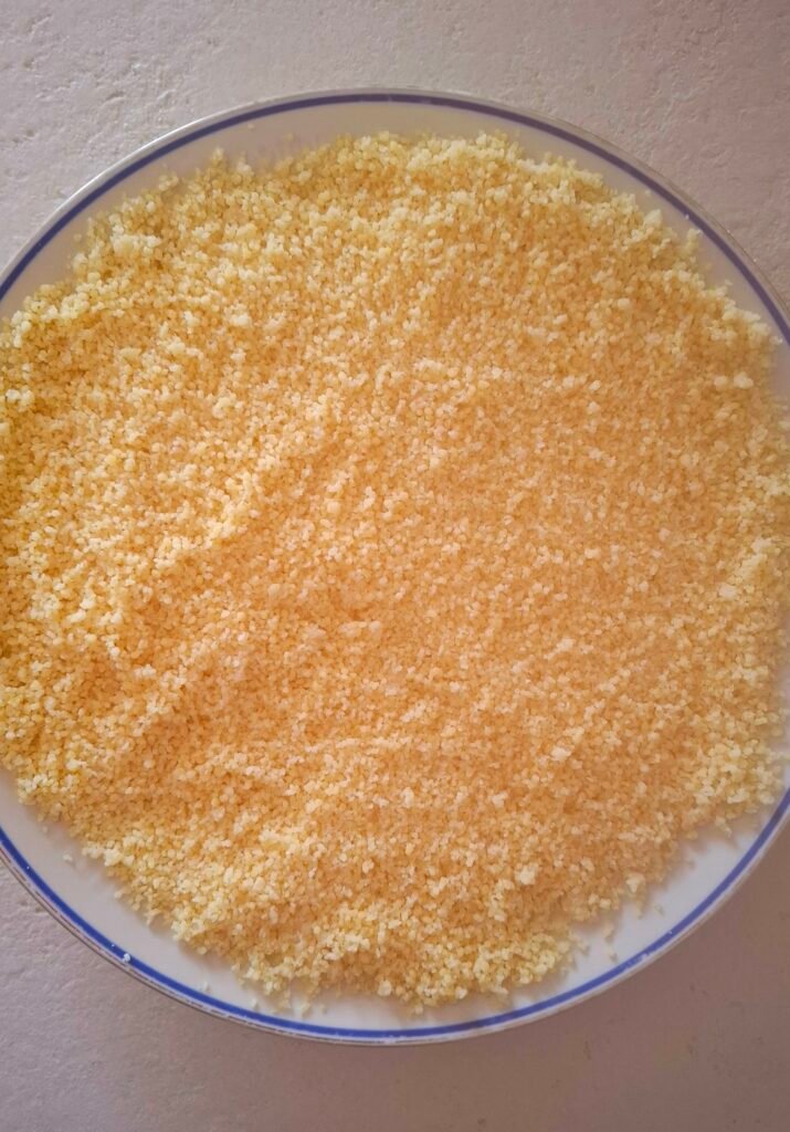 Cous cous sgranato perfettamente con le mani