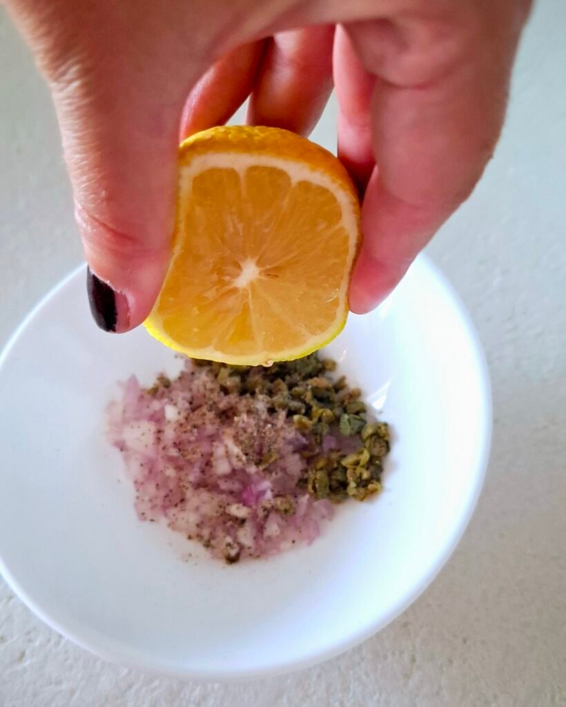 Limone aggiunto in condimento tartare manzo