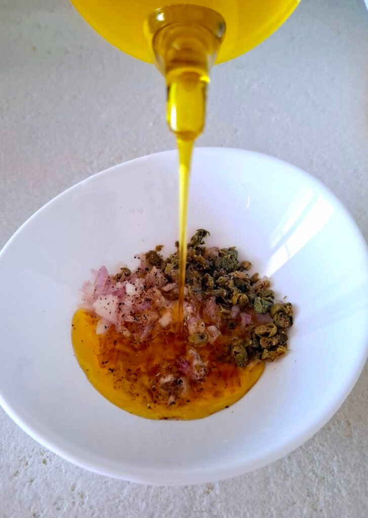 Olio aggiunto in condimento tartare manzo