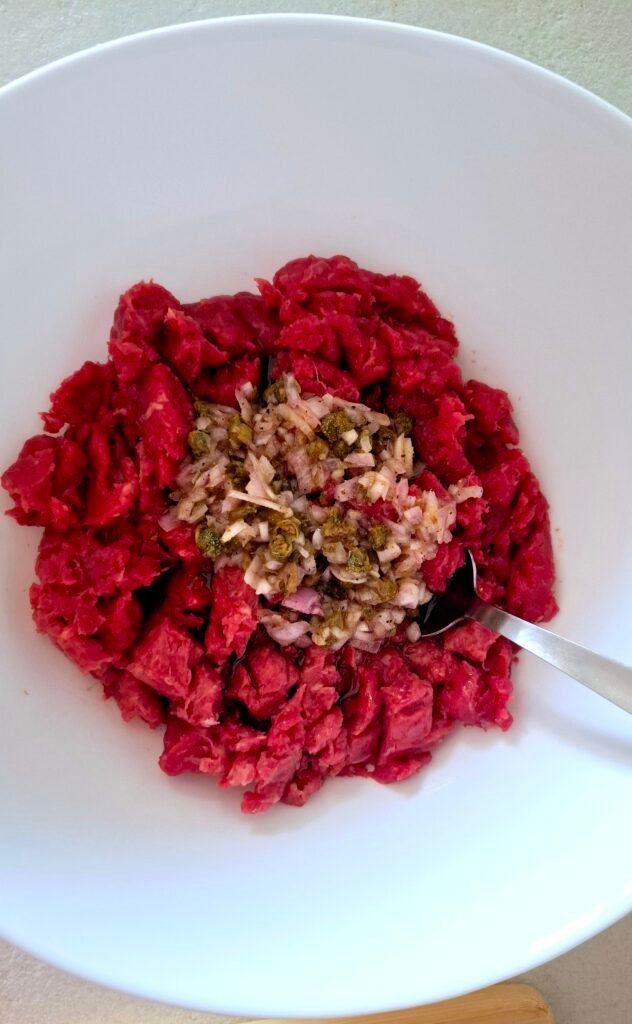 Condimento sopra carne per tartare