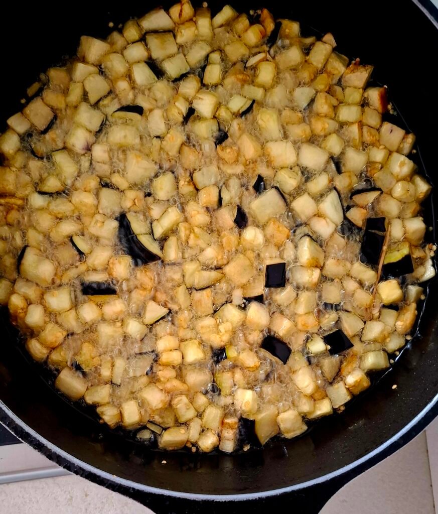 Cubetti melanzane che friggono