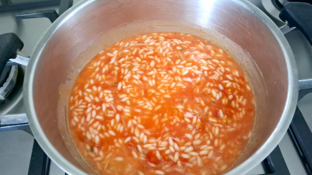 Riso ai pomodorini confit mescolato in cottura