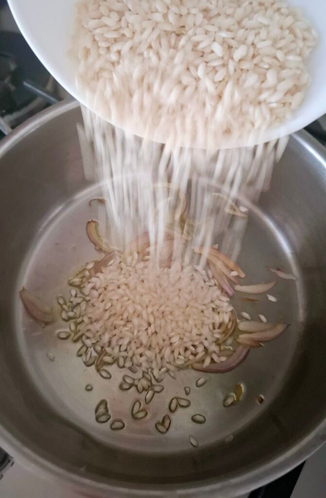 Riso versato in padella con soffritto