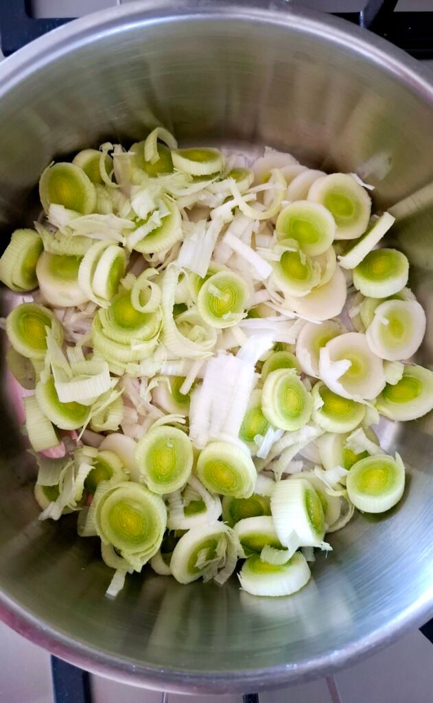 Porri in padella insieme a scalogno